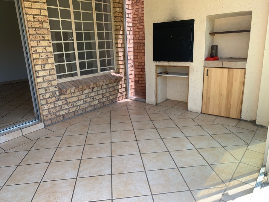 To Let 2 Bedroom Property for Rent in Eldoraigne Gauteng