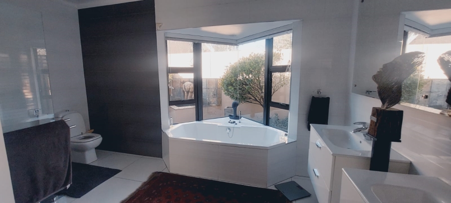 4 Bedroom Property for Sale in Three Rivers Proper Gauteng