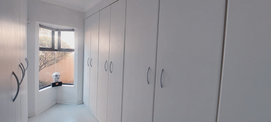 4 Bedroom Property for Sale in Three Rivers Proper Gauteng