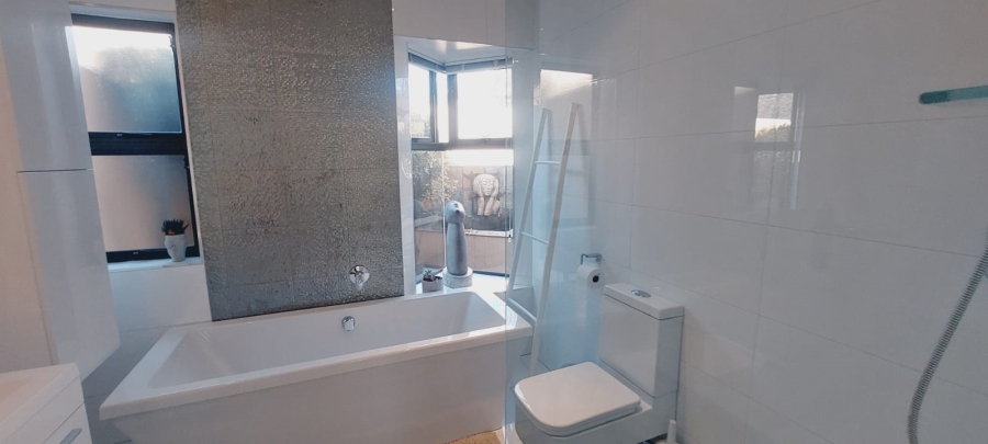 4 Bedroom Property for Sale in Three Rivers Proper Gauteng