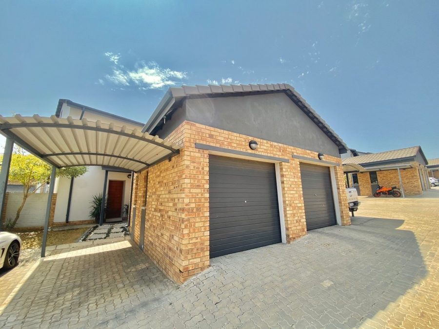 To Let 3 Bedroom Property for Rent in Amberfield Gauteng