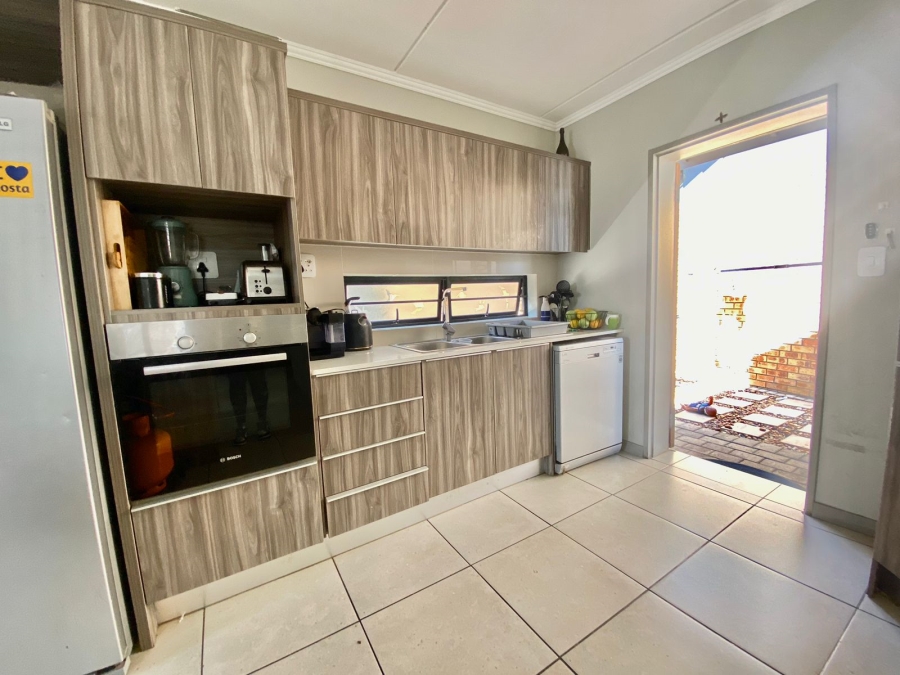 To Let 3 Bedroom Property for Rent in Amberfield Gauteng