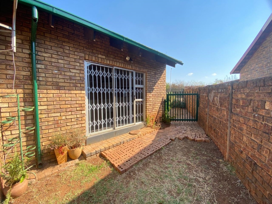 To Let 1 Bedroom Property for Rent in Faerie Glen Gauteng