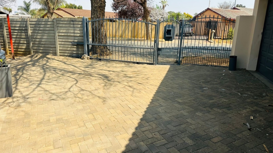 3 Bedroom Property for Sale in Bonaero Park Gauteng