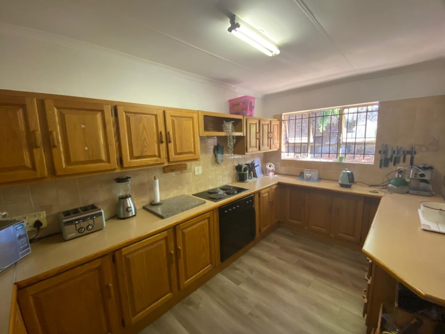 To Let 4 Bedroom Property for Rent in Faerie Glen Gauteng