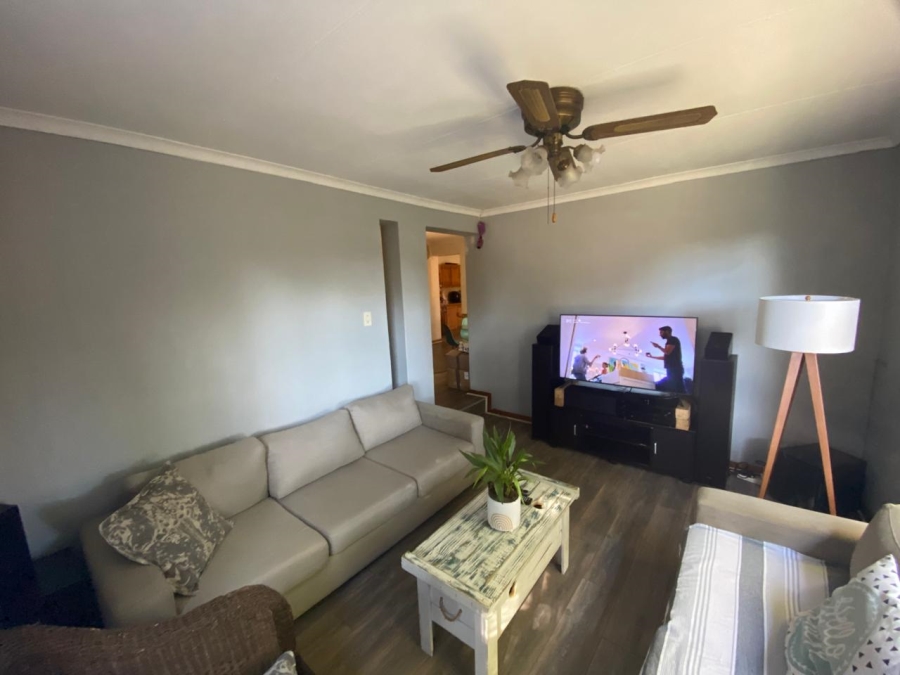 To Let 4 Bedroom Property for Rent in Faerie Glen Gauteng