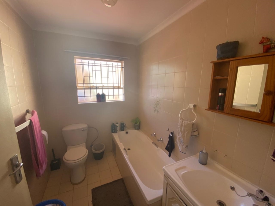 To Let 4 Bedroom Property for Rent in Faerie Glen Gauteng