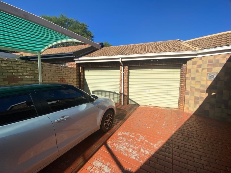 To Let 4 Bedroom Property for Rent in Faerie Glen Gauteng