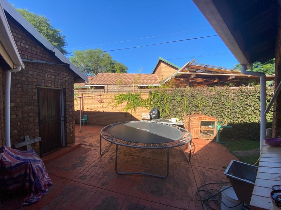 To Let 4 Bedroom Property for Rent in Faerie Glen Gauteng