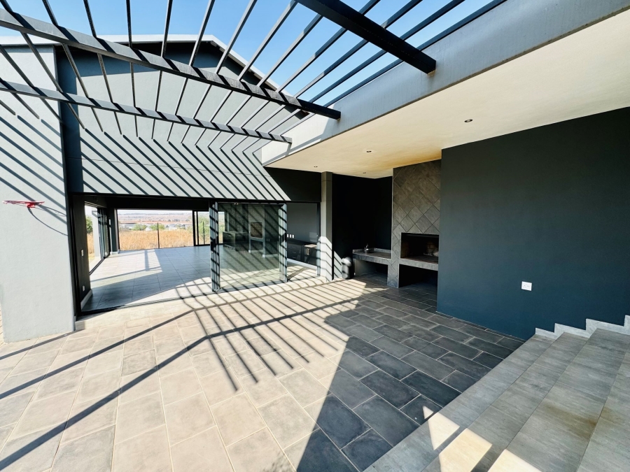 7 Bedroom Property for Sale in Midstream Ridge Gauteng
