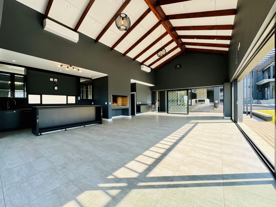 7 Bedroom Property for Sale in Midstream Ridge Gauteng