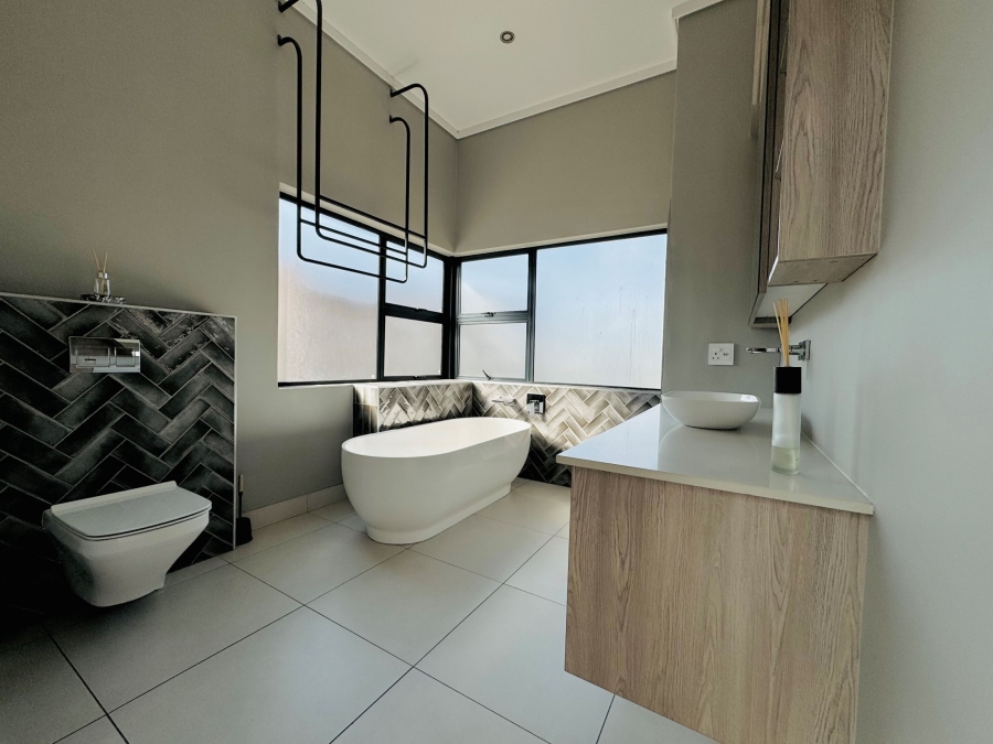 7 Bedroom Property for Sale in Midstream Ridge Gauteng