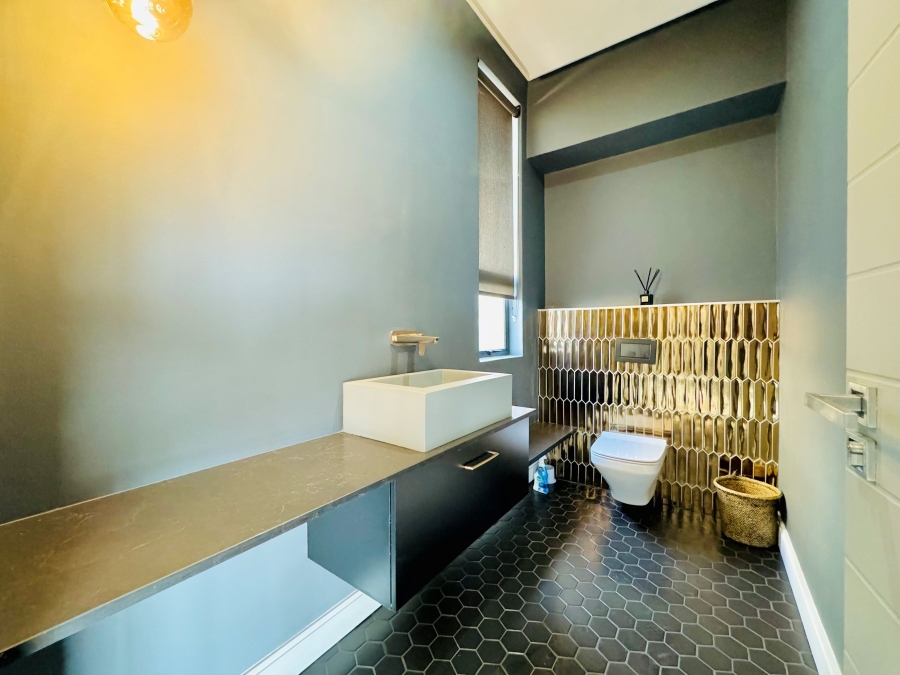 7 Bedroom Property for Sale in Midstream Ridge Gauteng