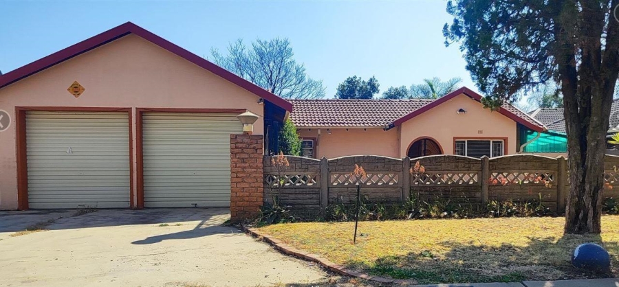 5 Bedroom Property for Sale in Glen Marais Gauteng