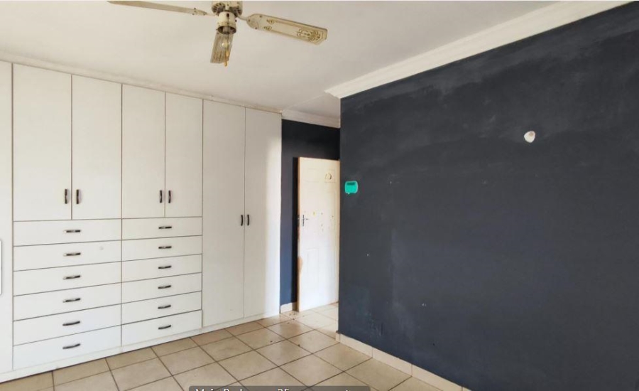 5 Bedroom Property for Sale in Glen Marais Gauteng