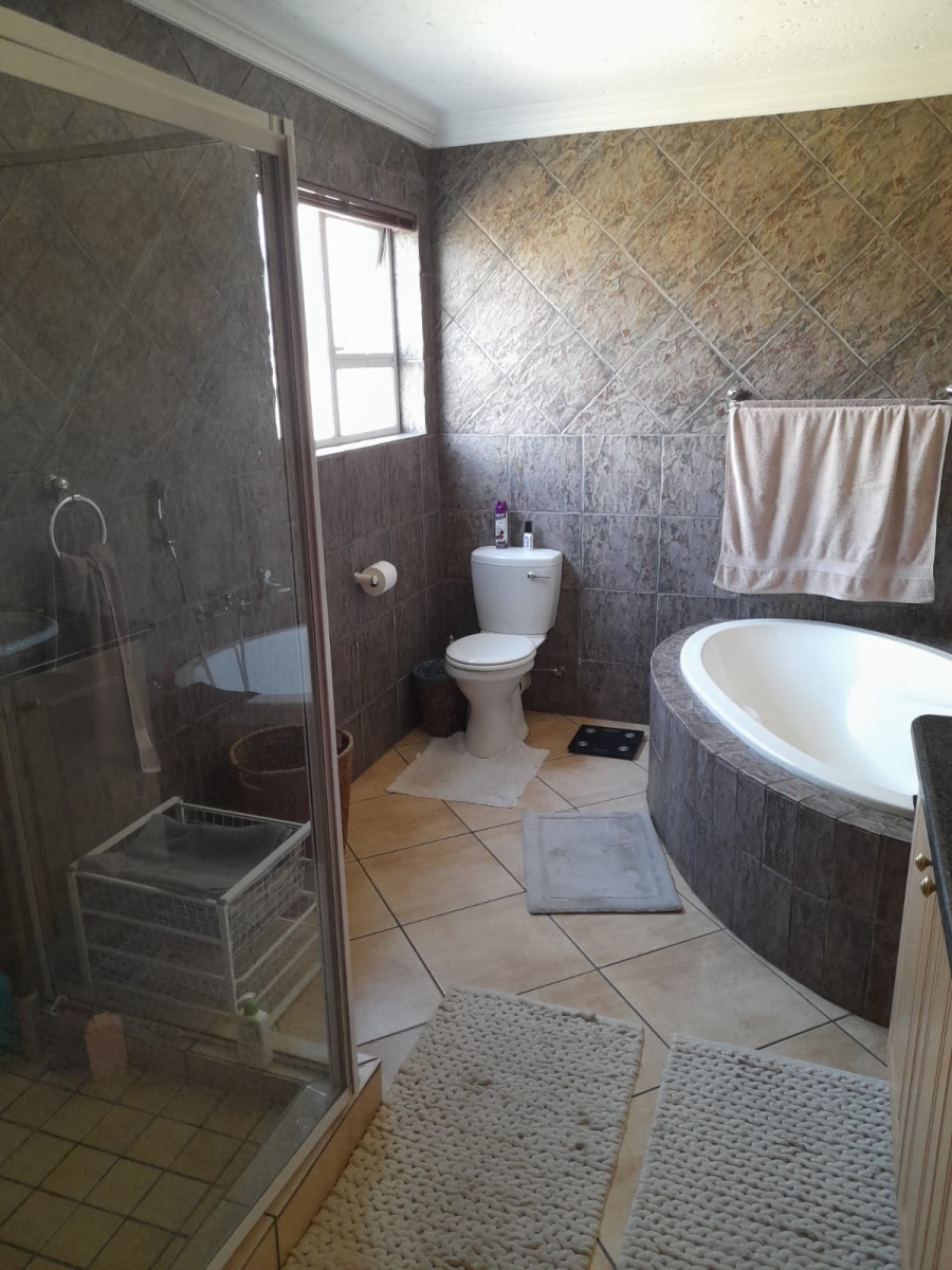 4 Bedroom Property for Sale in Eldoraigne Gauteng