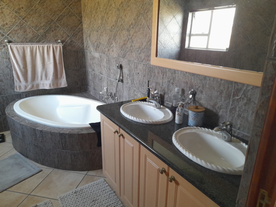 4 Bedroom Property for Sale in Eldoraigne Gauteng