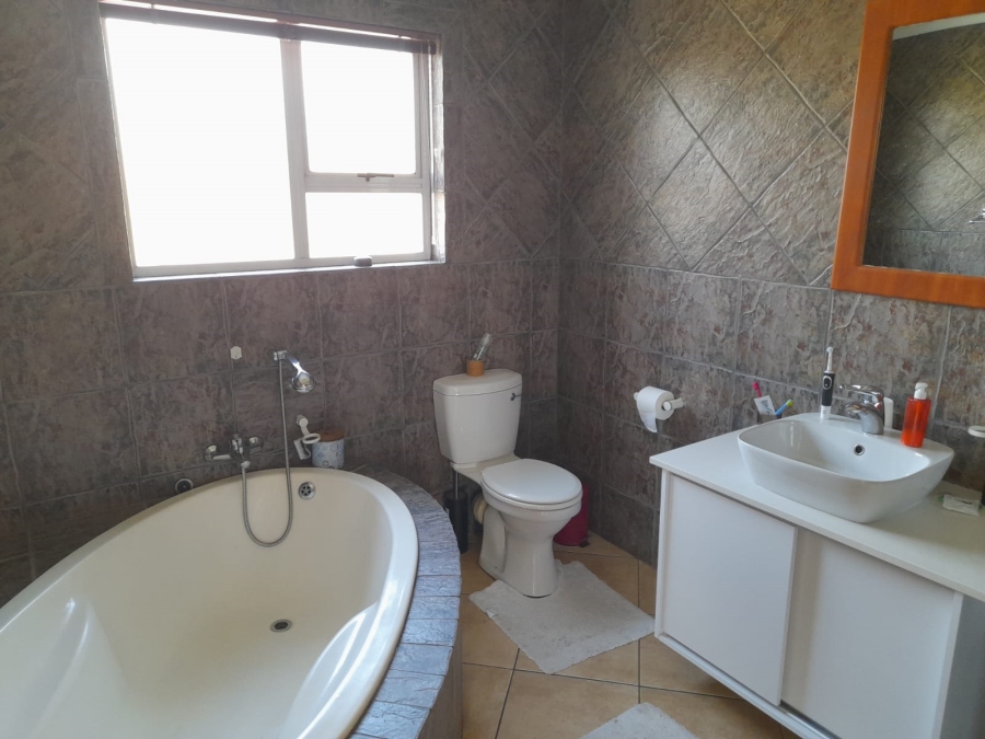 4 Bedroom Property for Sale in Eldoraigne Gauteng