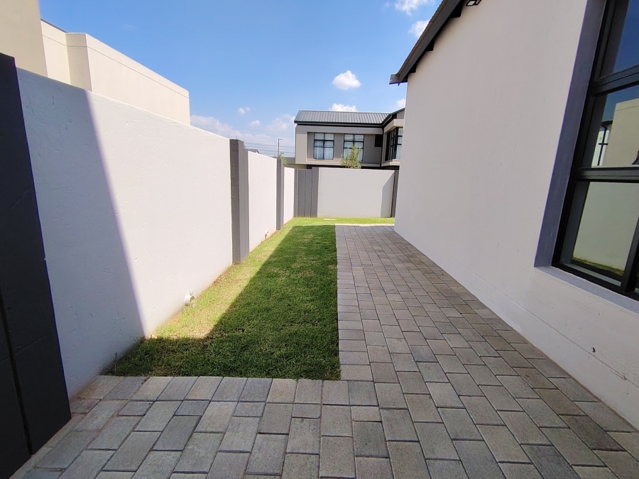 5 Bedroom Property for Sale in Midstream Heights Gauteng