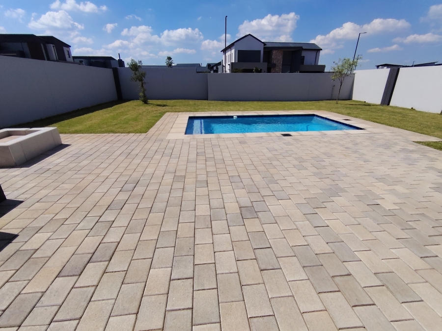 5 Bedroom Property for Sale in Midstream Heights Gauteng