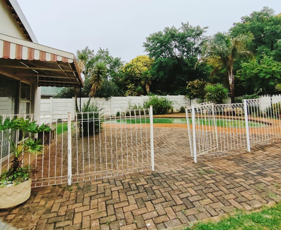 To Let 6 Bedroom Property for Rent in Horison Gauteng