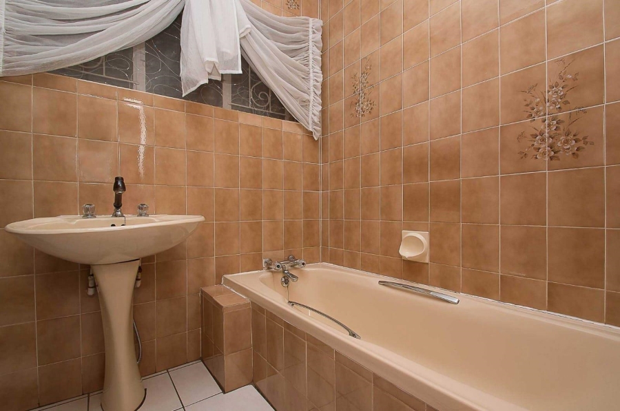 To Let 6 Bedroom Property for Rent in Horison Gauteng