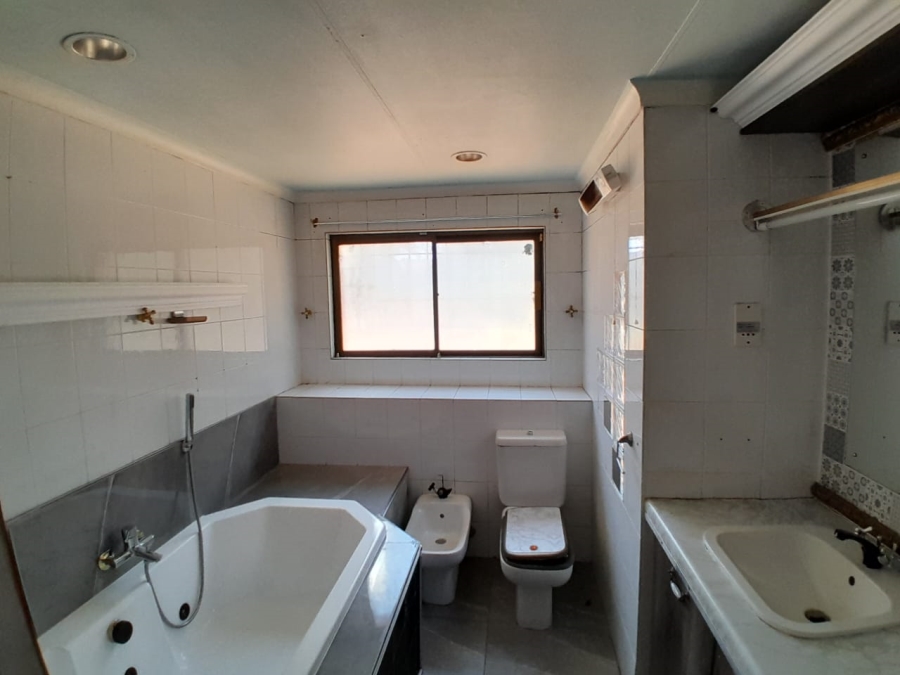 5 Bedroom Property for Sale in Eldoraigne Gauteng
