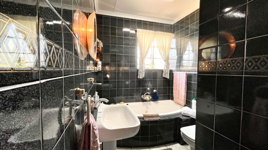 5 Bedroom Property for Sale in Paul Krugersoord Gauteng