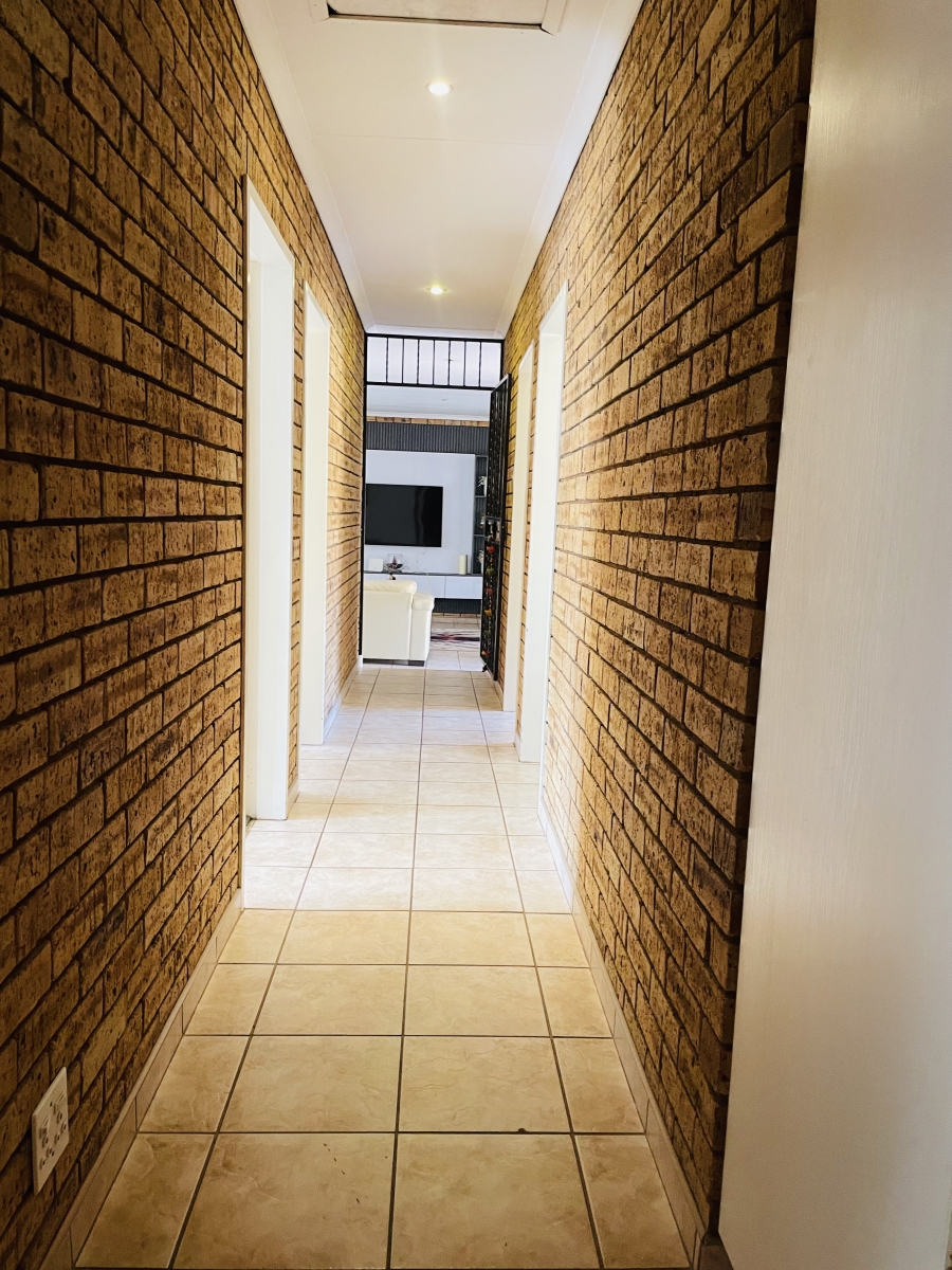 4 Bedroom Property for Sale in Noordheuwel Gauteng