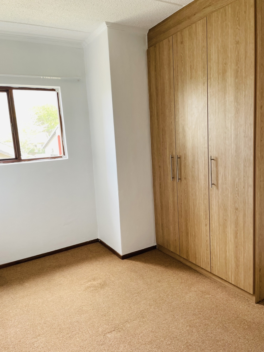 2 Bedroom Property for Sale in Featherbrooke Estate Gauteng