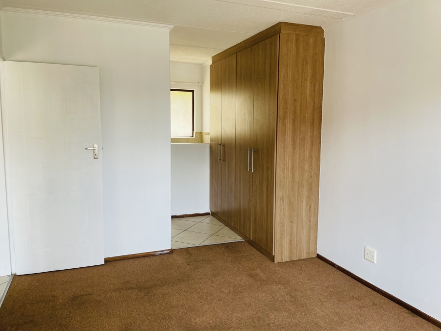 2 Bedroom Property for Sale in Featherbrooke Estate Gauteng