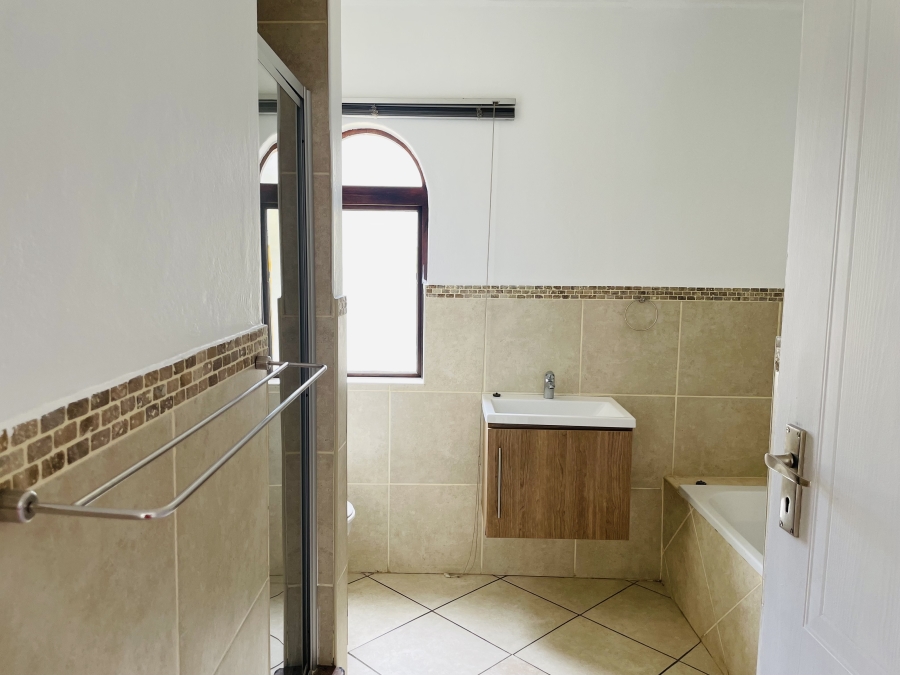 2 Bedroom Property for Sale in Featherbrooke Estate Gauteng