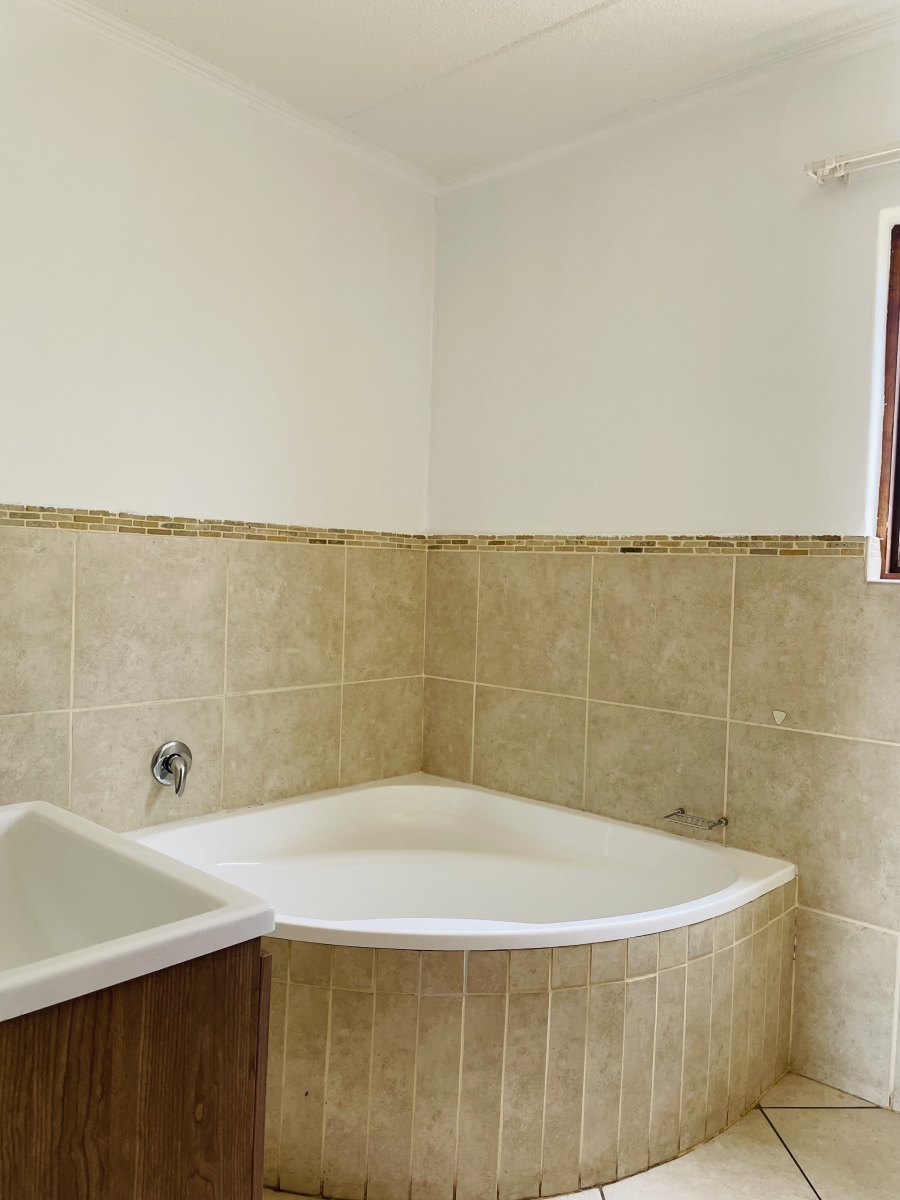 2 Bedroom Property for Sale in Featherbrooke Estate Gauteng