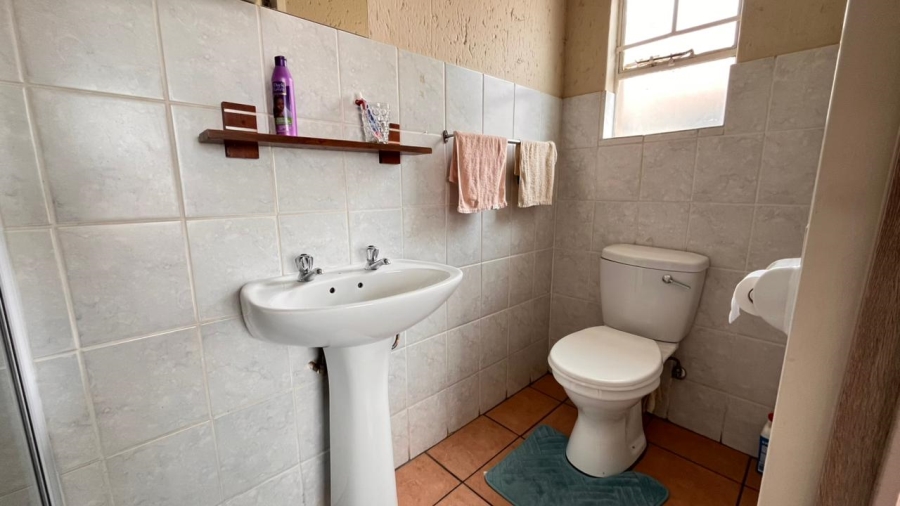 To Let 2 Bedroom Property for Rent in Sonneveld Gauteng