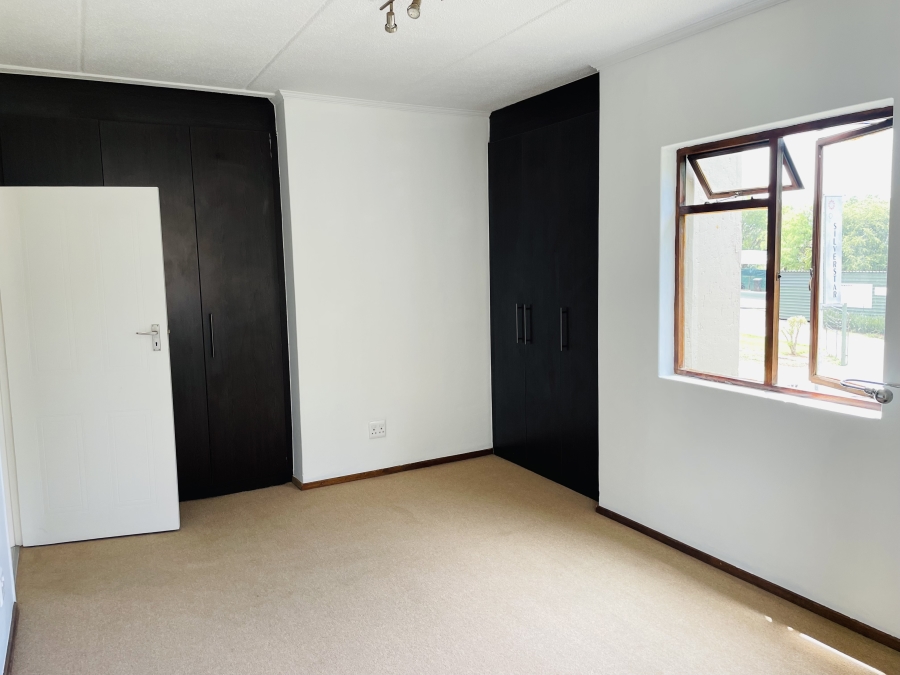 2 Bedroom Property for Sale in Featherbrooke Estate Gauteng