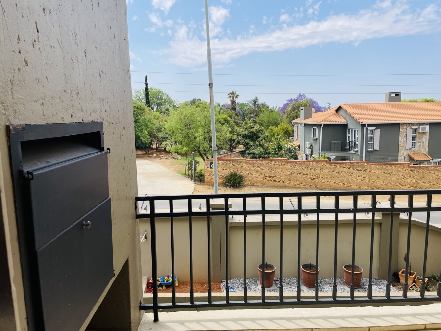 2 Bedroom Property for Sale in Featherbrooke Estate Gauteng