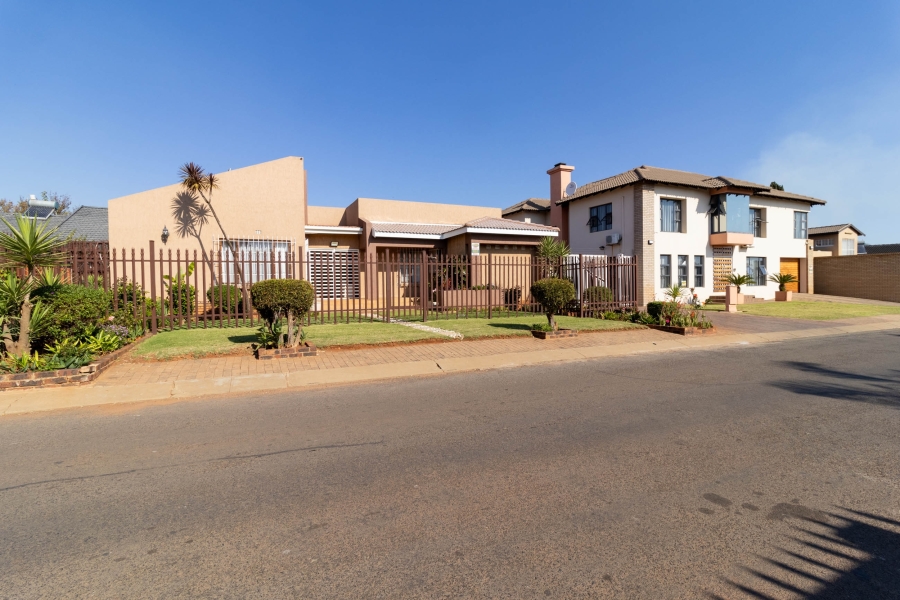 4 Bedroom Property for Sale in Lenasia South Gauteng