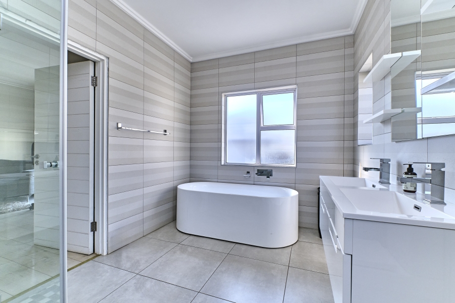 To Let 4 Bedroom Property for Rent in Waterfall Country Village Gauteng