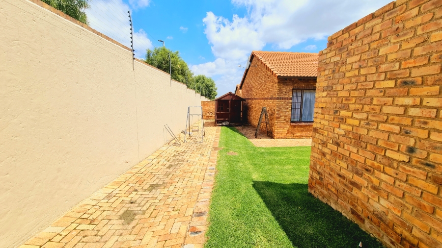 To Let 3 Bedroom Property for Rent in Halfway Gardens Gauteng