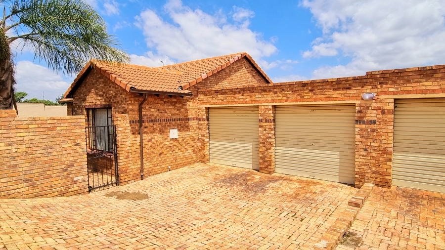 To Let 3 Bedroom Property for Rent in Halfway Gardens Gauteng