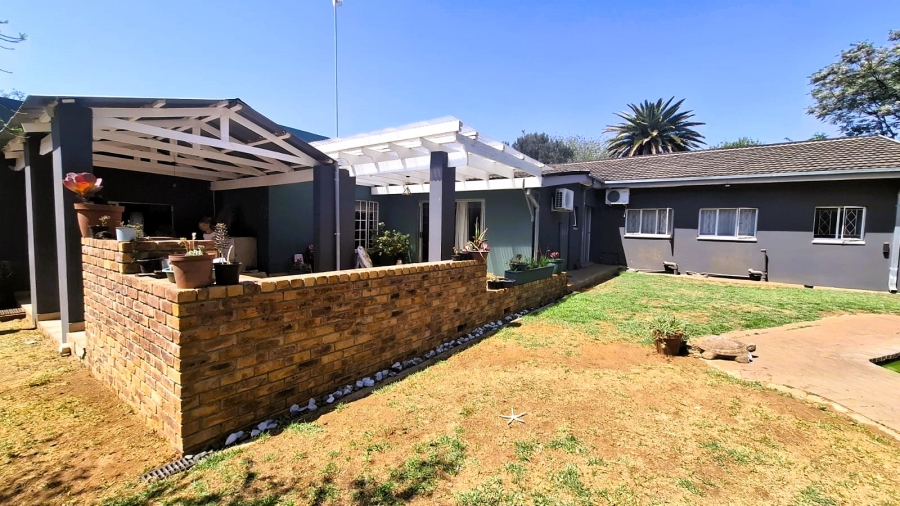 8 Bedroom Property for Sale in Golf Park Gauteng