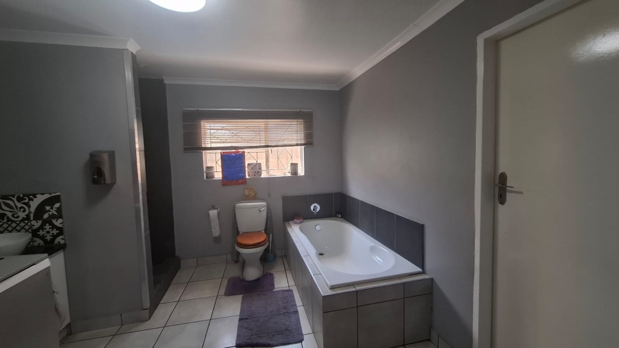 8 Bedroom Property for Sale in Golf Park Gauteng