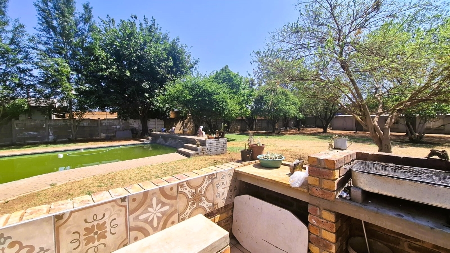8 Bedroom Property for Sale in Golf Park Gauteng