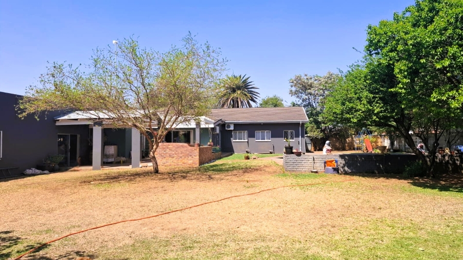 8 Bedroom Property for Sale in Golf Park Gauteng