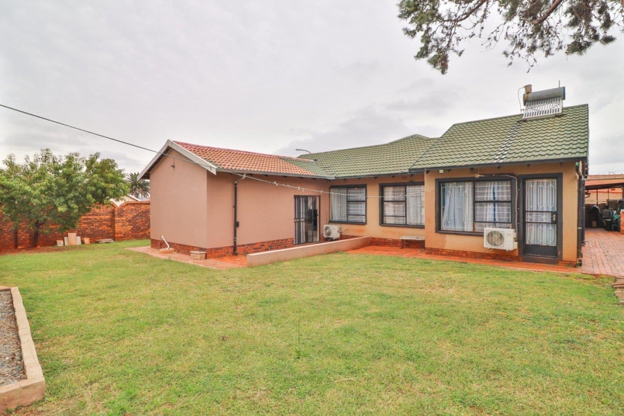 5 Bedroom Property for Sale in Lenasia South Gauteng