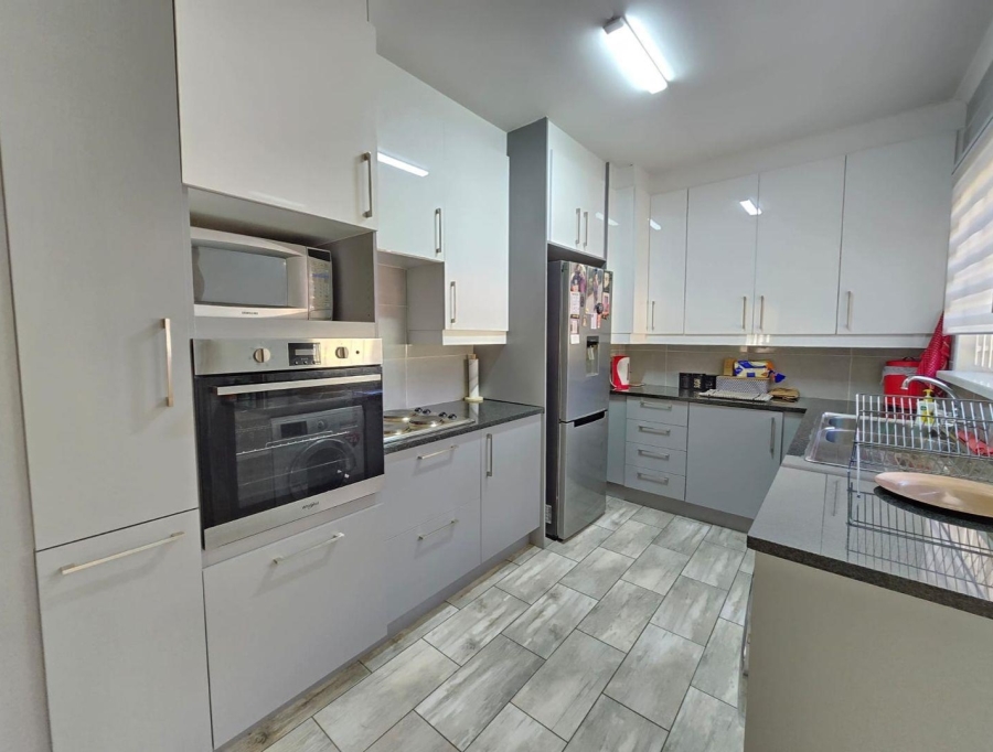 3 Bedroom Property for Sale in Buurendal Gauteng