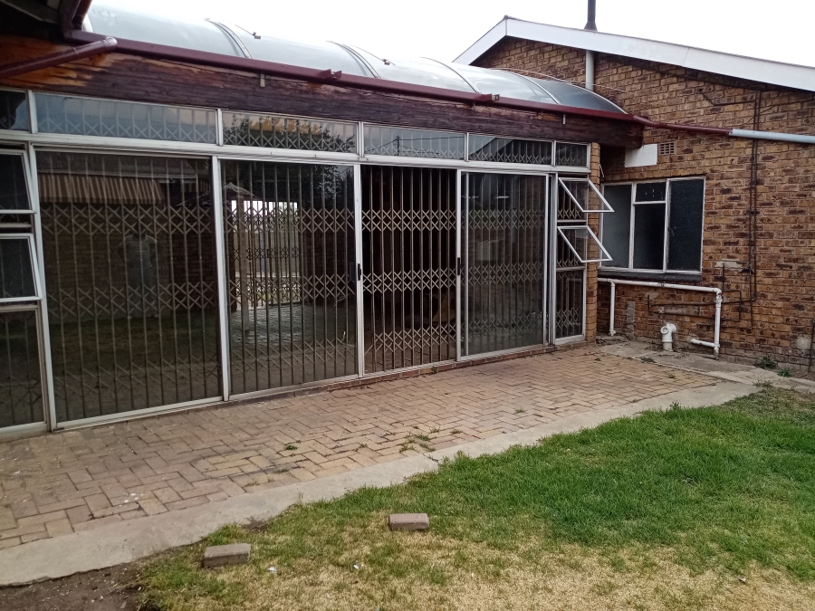 To Let 3 Bedroom Property for Rent in Selection Park Gauteng