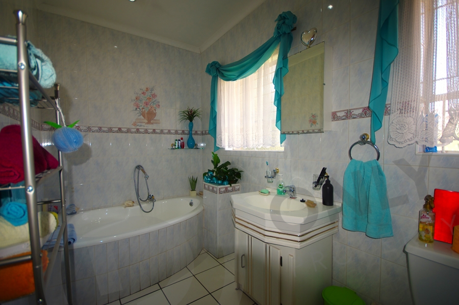 4 Bedroom Property for Sale in Kenleaf Gauteng