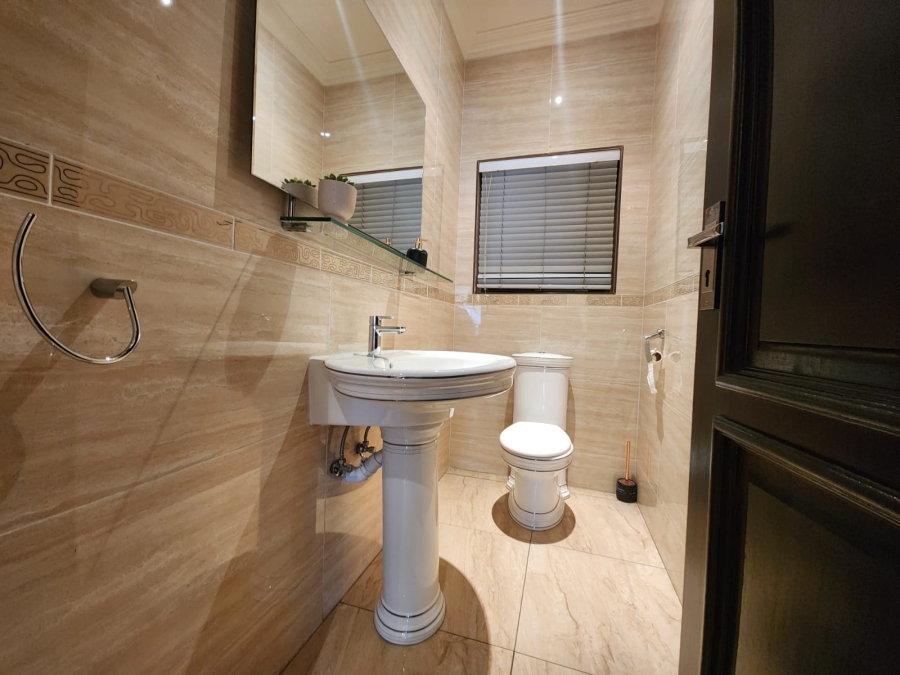 6 Bedroom Property for Sale in Helderwyk Gauteng