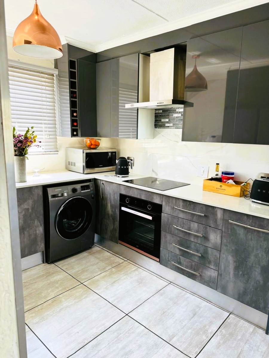 2 Bedroom Property for Sale in Vorna Valley Gauteng